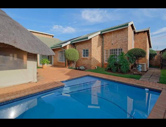 3 BEDROOM TOWNHOUSE FOR SALE IN WIERDAGLEN ESTATE